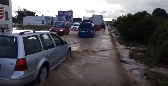 Поплави во Србија: Во 12 општини прогласена вонредна состојба