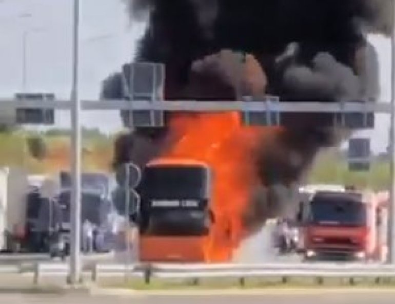 Драма на македонско-српската граница: Се запали автобус полн со патници (ВИДЕО)