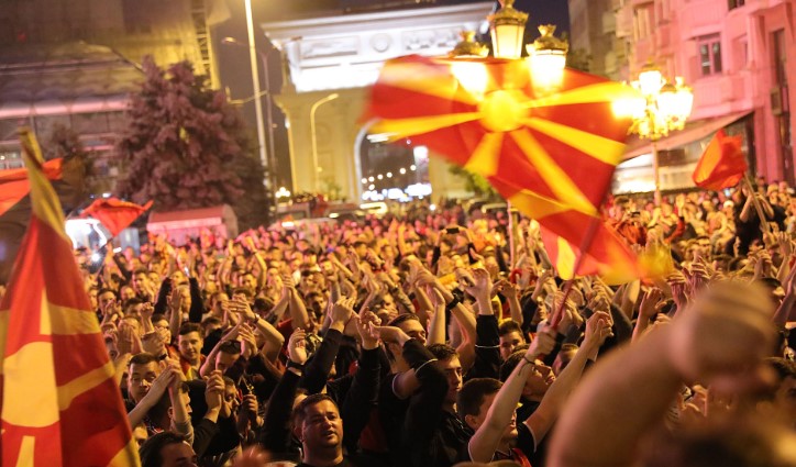 Загревање за пречекот: Вака беше на плоштадот „Македонија“ (ФОТО)