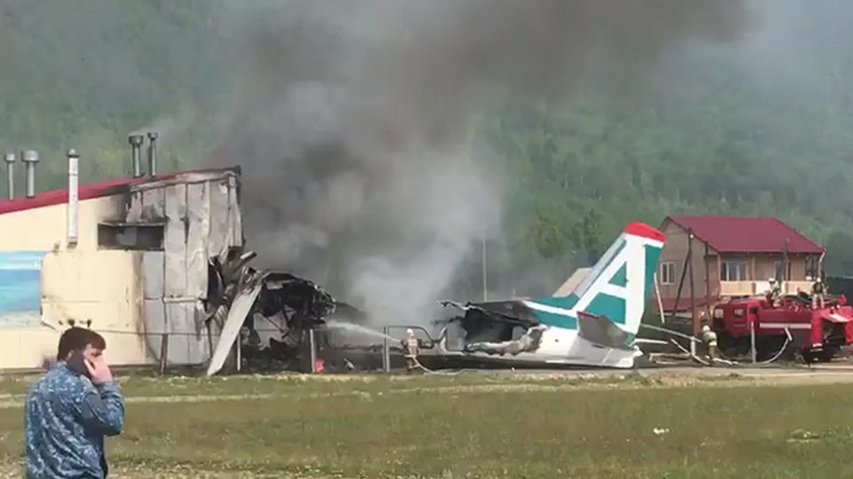 Две лица загинале при принудно слетување на руски „ан-24“ (Видео)