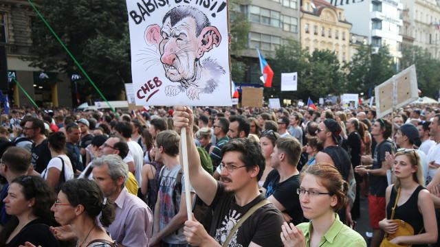 Над 100.000 луѓе во Прага побараа оставка од премиерот Бабиш