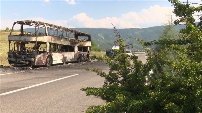 Изгоре автобус кој превезувал ученици  од штипското село Пиперово