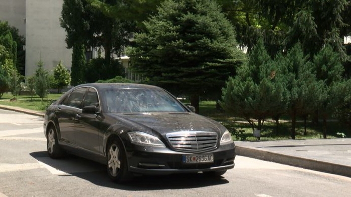 Наместо да го продаде, Владата го подновува со нови гуми „мерцедесот“ на Груевски