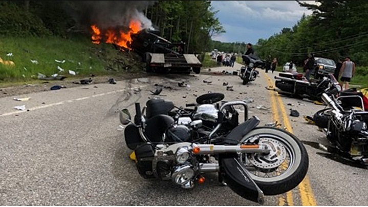 Камион што возел во спротивен правец покосил група моторџии, седуммина загинати (ФОТО)