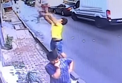Алжирски имигрант спасил двегодишно девојче при пад од прозор во Истанбул (ВИДЕО)