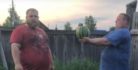 Еве како поминува лубеница со светскиот шампион во удирање шамари (ВИДЕО)