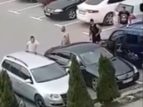 Тепачка со шипки за паркинг место во Струга (ВИДЕО)