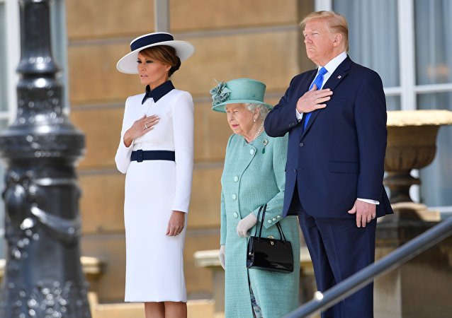 Трамп кај кралицата Елизабета Втора на црвен тепих, Меланија блеска со стил