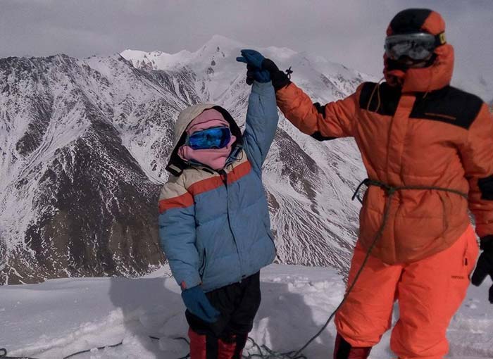 Десетгодишно девојче стана најмладата во светот која искачи врв висок 7 илјади метри