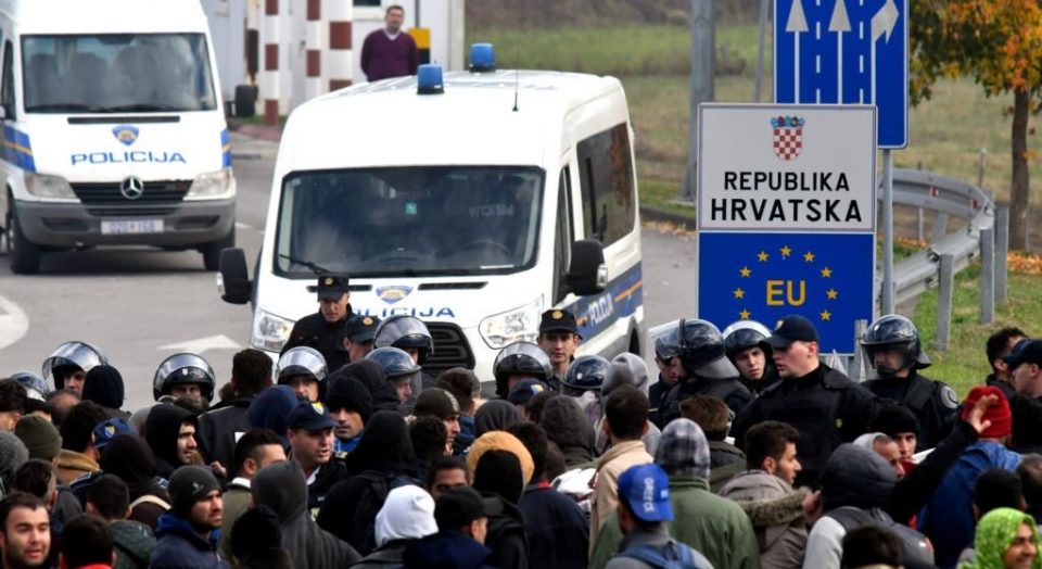 БиБиСи: Претепани и ограбени – како хрватската полиција ги чува своите граници
