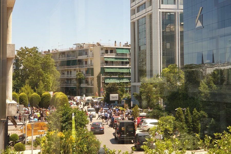 Силен земјотрес ги избрка жителите на Атина на улица (ФОТО)