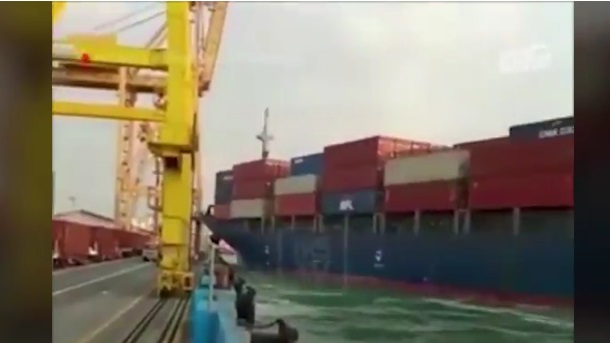 Кран падна врз работници откако брод удри во него (ВИДЕО)