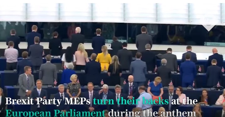 Среде Стразбур: Британски и полски европратеници свртени со грб ја проследија химната на ЕУ (ВИДЕО)