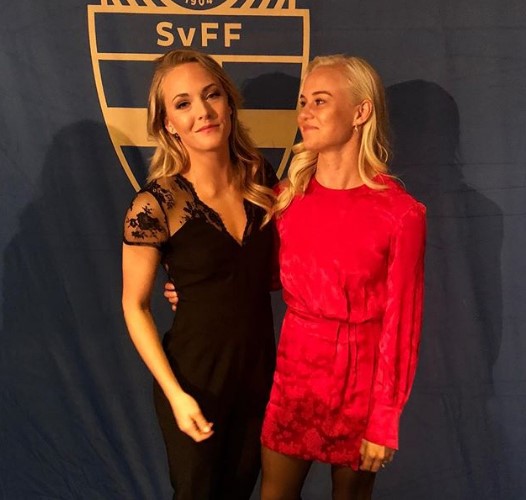 Сочен бакнеж: Шведски фудбалерки кои се во врска разменија нежност на терен (ФОТО)