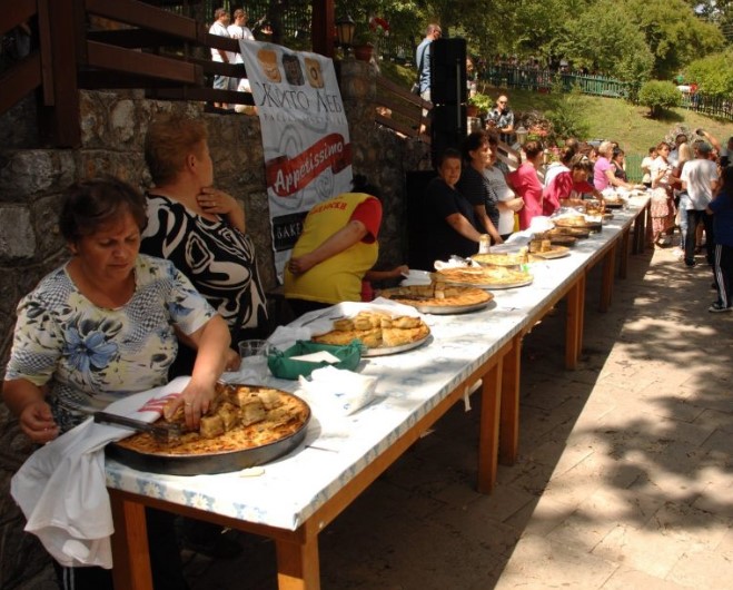 Охридско ѓомлезе: Јадење за кое вреди да се отиде во нашиот бисер (ФОТО)