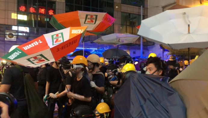 За да растера: Полицијата во Хонг Конг употреби солзавец врз демонтрантите