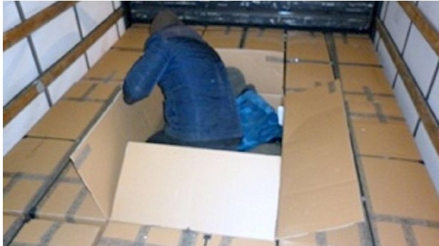 Албанци се обиделе да се прошверцуваат во Велика Британија во картонски кутии