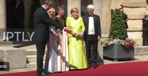 Не и пречат горештините: Mеркел на одмор отиде на опера (ВИДЕО)