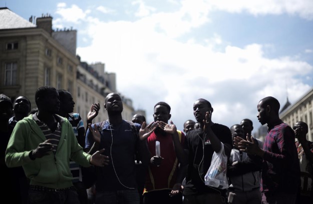 Мигрантите на протест во Париз: Сакаме исти права како Французите (ФОТО)
