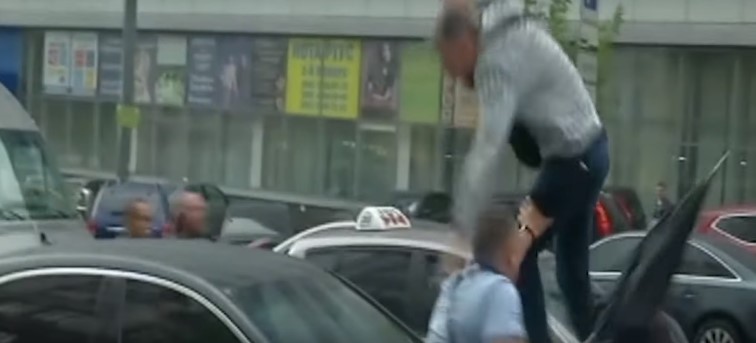 Еве како маж рипна врз автомобилот на Порошенко (ВИДЕО)