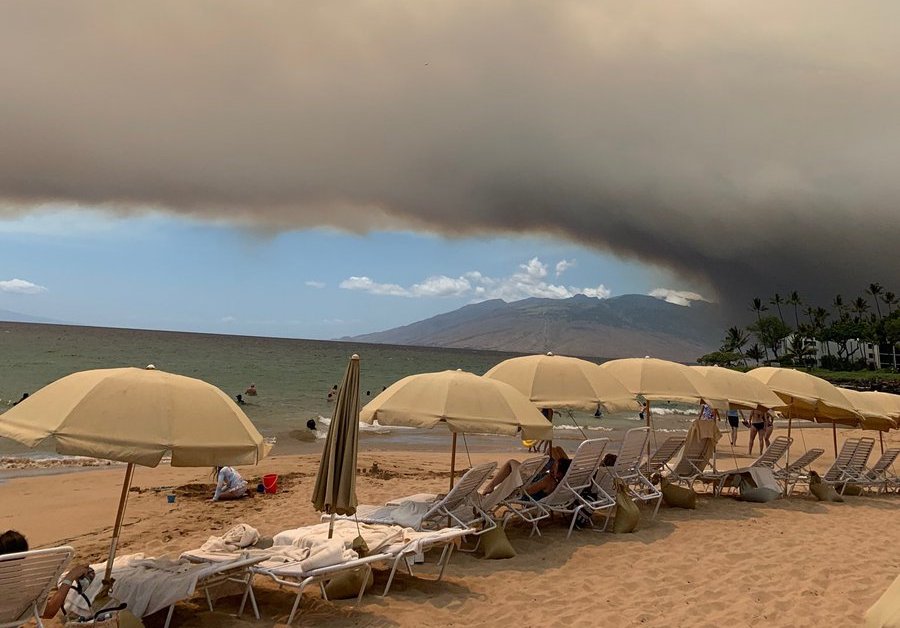 Илјадници евакуирани поради голем пожар на Хаваи (ВИДЕО)