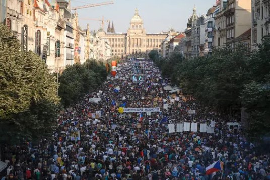 250.000 луѓе се кренаа на протест: Чешкиот премиер Бабиш не сака да си замине