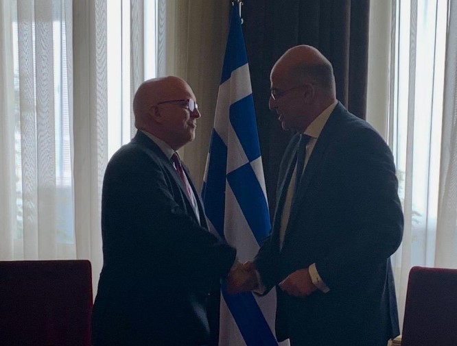 Рикер пристигна во Грција: Средба со новиот новиот шеф на дипломатијата Дендиас (ФОТО)