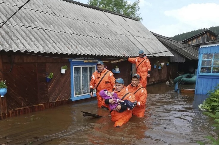 Дваесетина загинати во поплави во Русија (ВИДЕО)