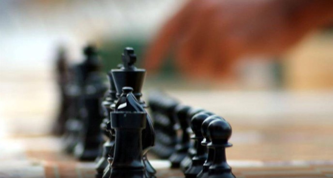 Се мами и во шах: Играч исфрлен од турнир бидејќи користел мобилен за да ги предвидува комбинациите