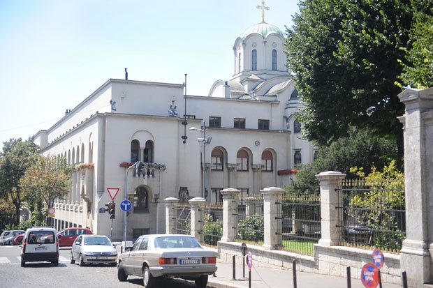 Вооружен маж упаднал во Српската патријаршија – Барал 200.000 евра за одбрана на Косово и Црна Гора