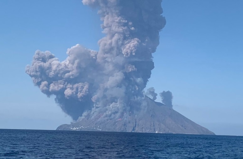 Ерупција на вулканот Стромболи, туристи бегале во море (ВИДЕО/ФОТО)