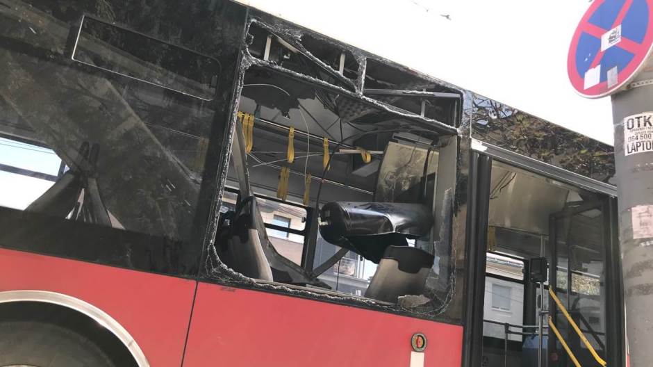 Експлозија во автобус во Белград, петмина повредени