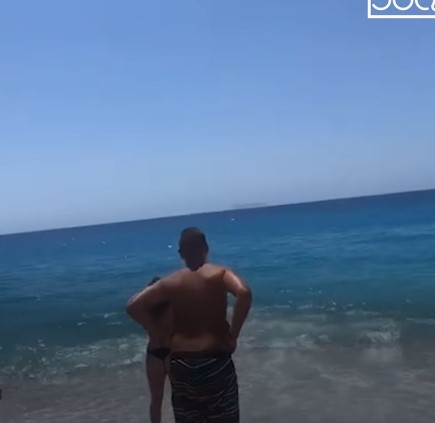 Паника кај туристите: Aјкула на плажата „Дерми“ кај Валона (ВИДЕО)