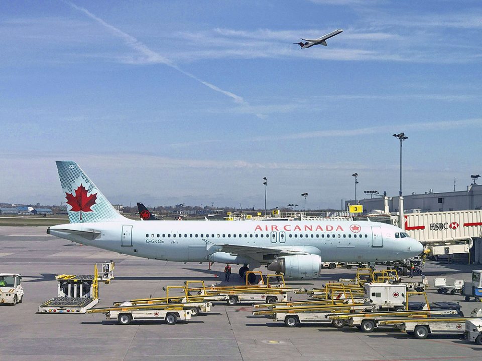 Авион на „Ер Канада“ принудно слета поради силни турбуленции – 35 лица се повредени