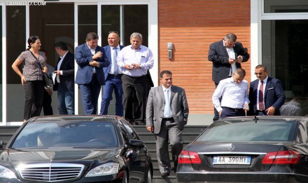 Двовластие во Албанија -старите градоначалници не им ги даваат канцелариите на новоизбраните