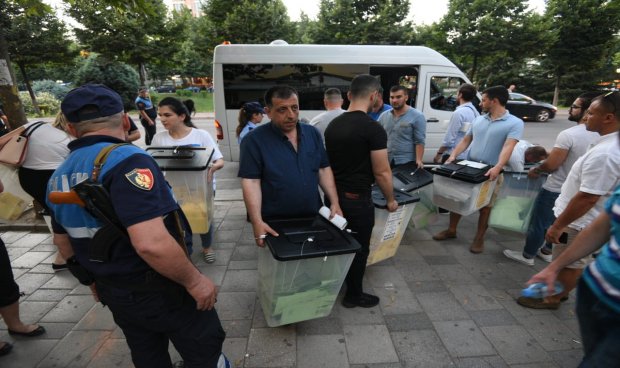 „Македонски случај“ откриен во Албанија – во општина со 7600 гласачи освоил 7772 гласа