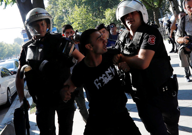 Протести на сириски мигранти во Истанбул растурени со солзавец