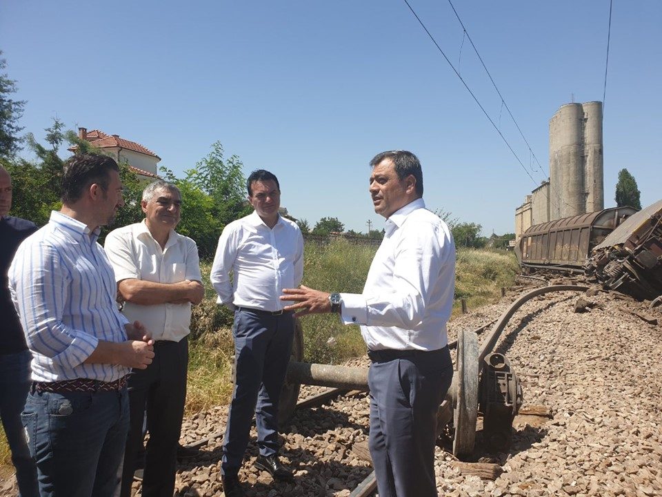 Анѓушев и Сугарески во посета на  местото каде се излизгаа вагони од товарниот воз(ФОТО)