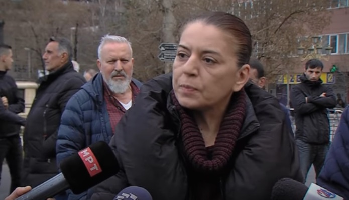 Видео од приведувањето на мајката на Пино – Трпковска: На плоштад не смеете да кажете Македонија. Ова е диктатура