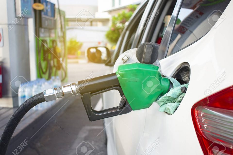 Колку литри бензин може да се купи со просечните плати во земјите низ светот(ТАБЕЛА)