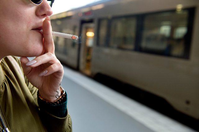 Шведска го збарани пушењето и на отворено-забраната важи и за електричните цигари