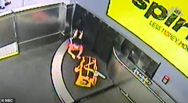 Освен торби, на аеродромската лента за багаж се најде и двегодишно дете ( ВИДЕО)