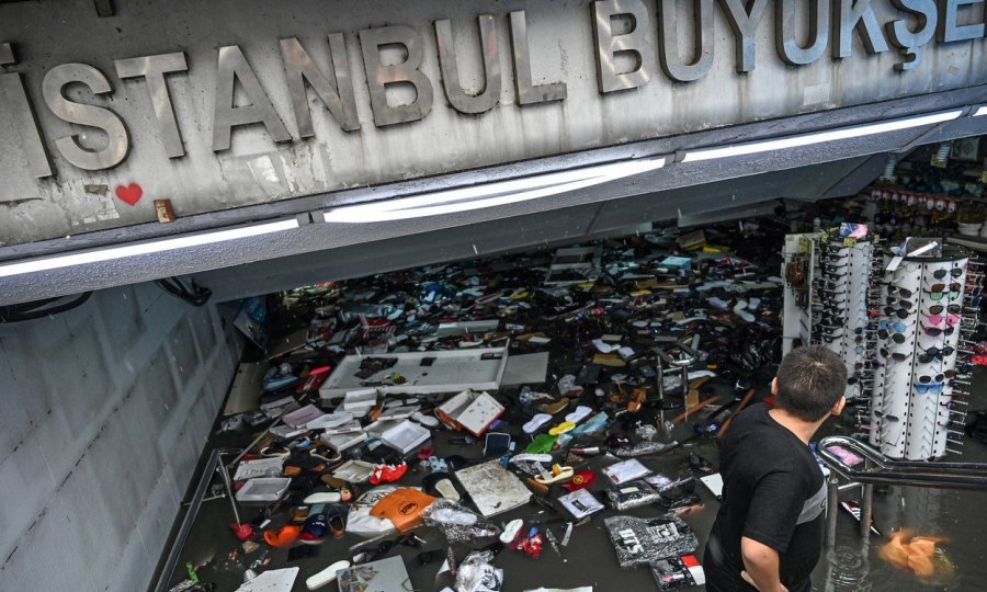 Силно невреме во Истанбул, Капали чаршија под вода (ВИДЕО)