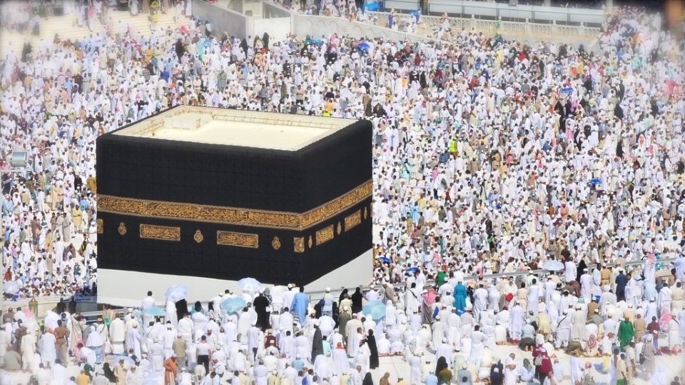 Над два милиони аџии се собраа во Мека за Хаџ (ВИДЕО)