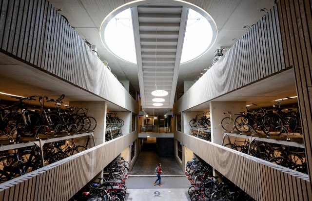 Отворена најголемата гаража за велосипеди на светот (ВИДЕО)