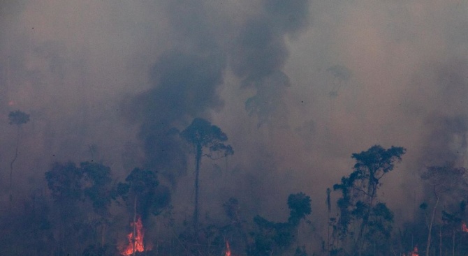 Воени авиони против пожарите во Амазонија