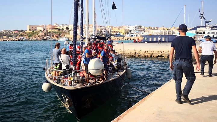 Салвини забрани брод со мигранти да вплови во водите на Италија