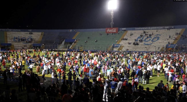 Убиени и повредени на фудбалски натпревар во Хондурас (ВИДЕО)