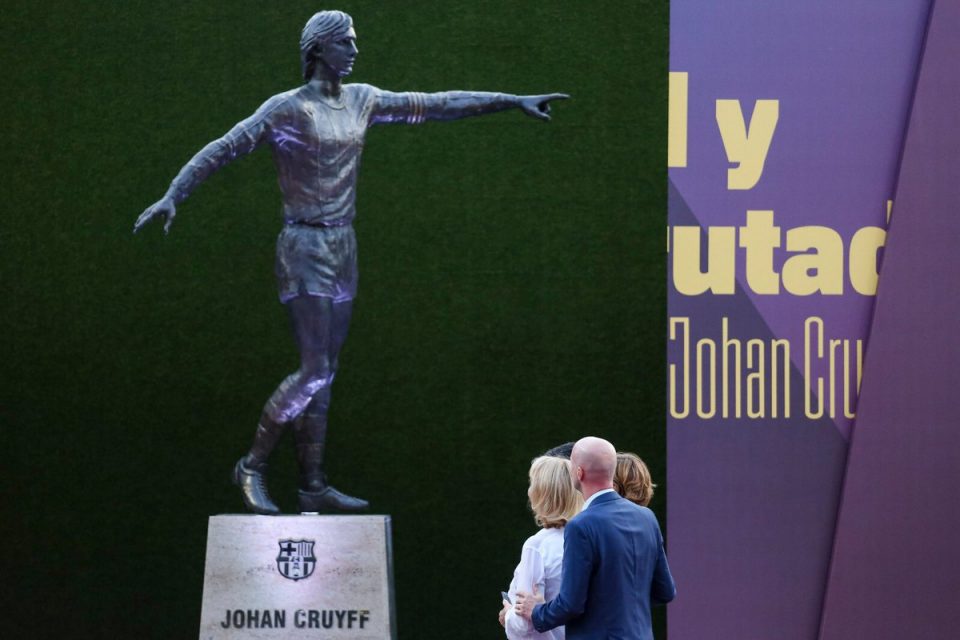 Јохан Кројф доби статуа на „Камп ноу“ (ФОТО)