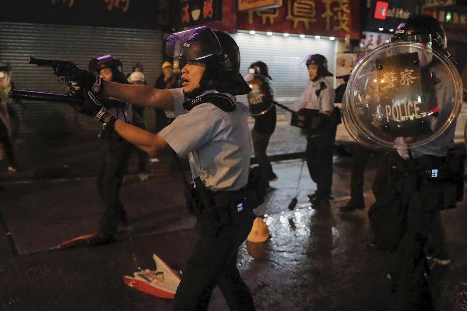 Полицијата во Хонгконг употреби истрели од пиштол за да ја растера толпата (ВИДЕО)